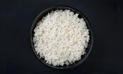 Comer arroz branco é tão prejudicial quanto açúcar puro, diz Harvard