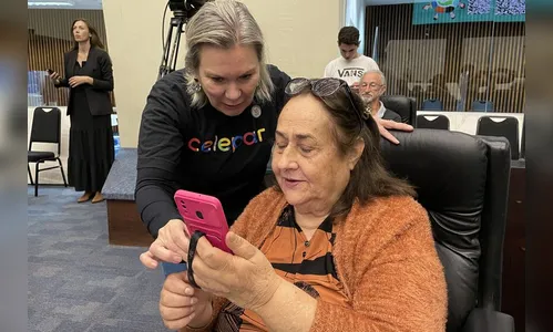 Idosos do PR recebem palestra sobre golpes em curso de tecnologia