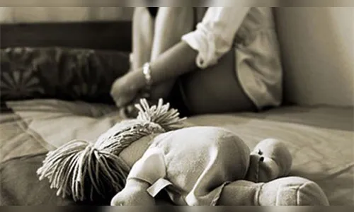 Mãe é presa em flagrante após perseguir, estuprar e explorar filhas