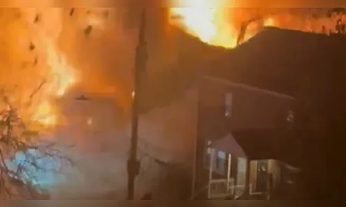 Policiais se ferem após casa explodir durante mandado de busca; vídeo