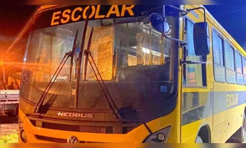 Pai de aluno ofende servidora após repreensão a filho no ônibus