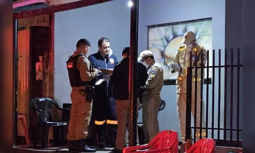 Câmera filma momento que atirador invade lanchonete e mata dois; veja