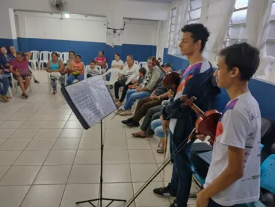 Atividade socioassistencial conta com apresentação musical.