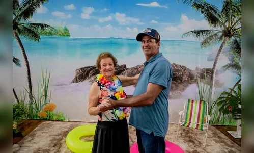 Idosos participam de 'Baile do Havaí' no Sesc Apucarana