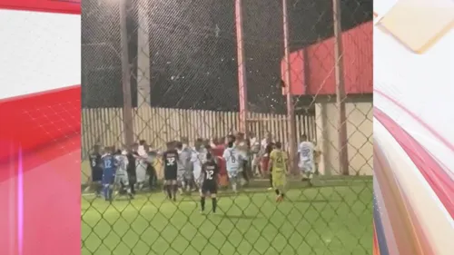 Briga foi iniciada dentro de campo entre os jogadores