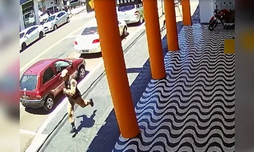 Vídeos mostram PMs correndo atrás de homem no centro de Apucarana