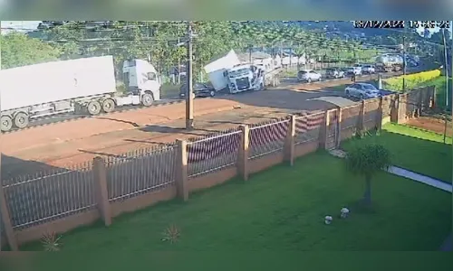 Acidente entre 3 veículos é registrado em Califórnia; veja flagrante