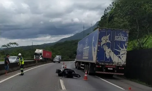 Acidente entre caminhão e moto deixa uma pessoa morta em Guaratuba