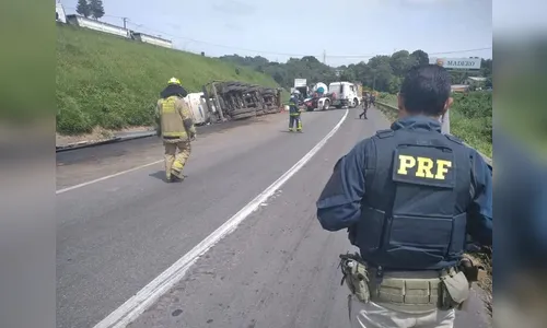 Caminhão-tanque tomba e derrama óleo diesel na BR-277