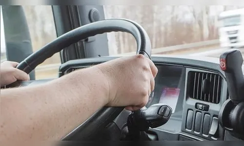 Caminhoneiro chega de viagem e bate na esposa; PM é chamada