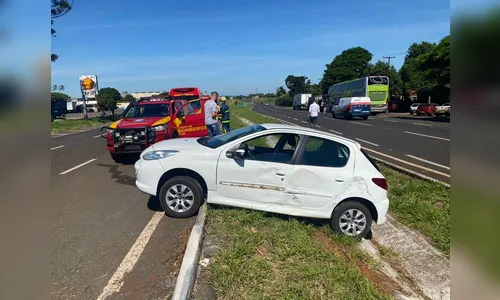 Carro é atingido por ônibus e casal de idosos fica ferido em Apucarana