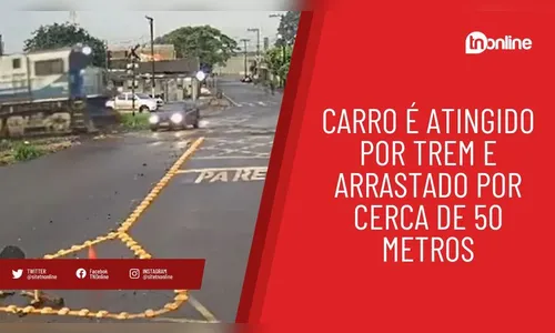 Carro é atingido por trem e arrastado por cerca de 50 metros