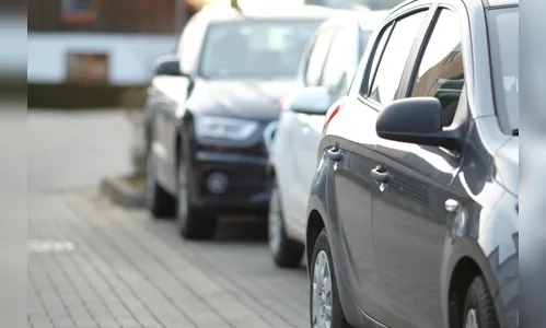 Mulher deixa carro estacionado e tem bolsa furtada em Apucarana