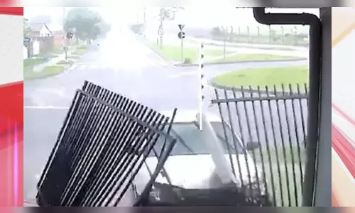 Residência é atingida por carro desgovernado no Paraná; veja flagrante