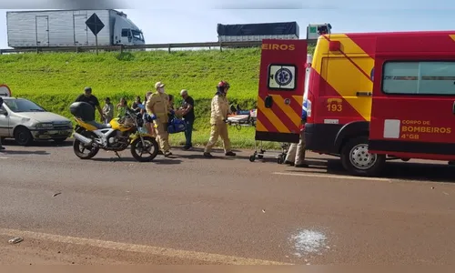 Casal de idosos de 72 anos fica ferido ao cair de moto na BR-277