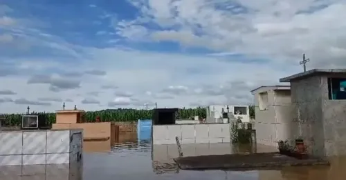 Cemitério foi inundado pela cheia do Rio Tibagi no dia 1º novembro