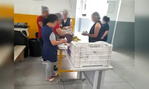 Funcionários compram pão com mortadela após escolas ficarem sem comida