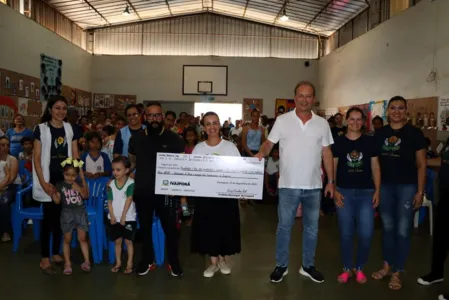 Cheque foi entregue pelo prefeito Carlos Gil