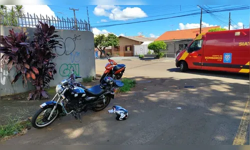Mulher de 61 anos fica ferida após acidente envolvendo motos