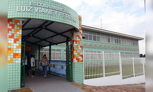 Criança tem parte de dedo amputada ao prender mão brincando na escola