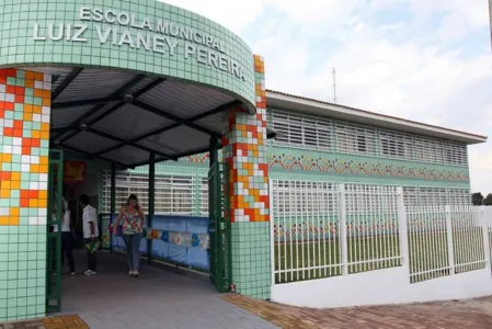 Criança tem parte de dedo amputado ao prender mão brincando na escola.