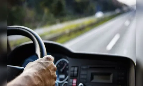 Caminhoneiro é sequestrado por 4 horas durante roubo na região