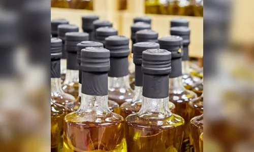 Fiscalização apreende óleo de soja sendo vendido como azeite de oliva