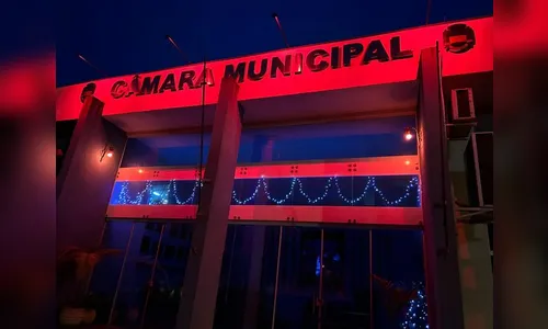 Câmara recebe iluminação em apoio à campanha Dezembro Laranja