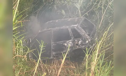 Carro furtado em Cambira é encontrado incendiado em Apucarana