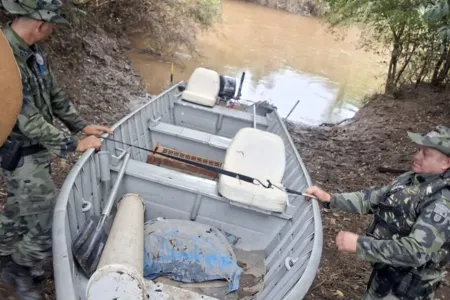 Fiscais do IAT encontraram três ranchos que serviam de alojamento para caçadores às margens do Rio Tibagi, em Ponta Grossa.