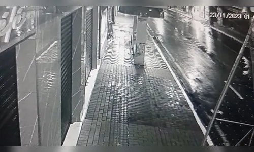 Câmera flagra momento que homem furta loja de doces em Apucarana