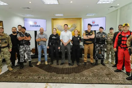 Governador Carlos Massa Ratinho Jr. reunido com representantes das forças de segurança do Paraná.