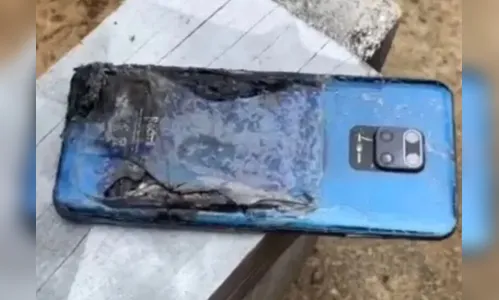 Celular explode dentro do bolso e queima perna de homem