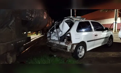 Motorista estaciona mal e carro é atingido por trem em Arapongas
