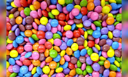 Doces são motivo de briga entre casal e mulher joga perfume no marido