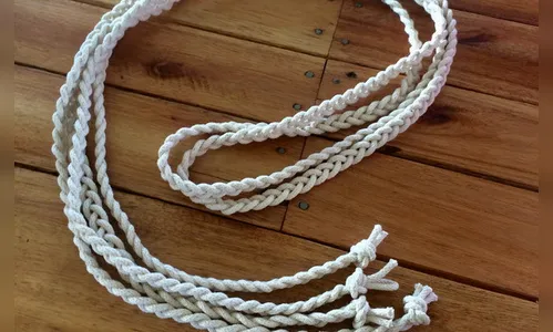 Homem com esquizofrenia persegue e agride mulher com corda, diz PM