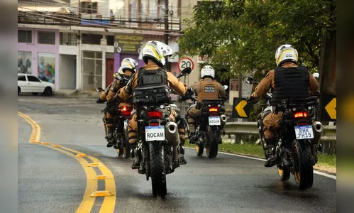 Ação rápida da PM termina com 2 presos e moto recuperada em Arapongas