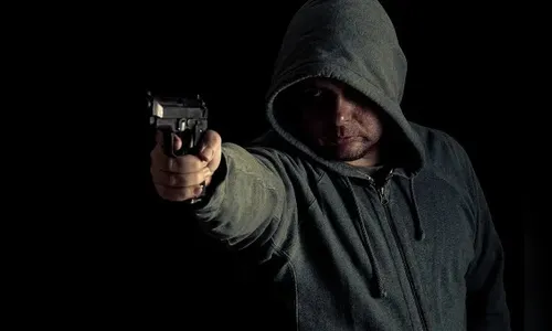 Casa de motoboy é invadida e morador 'dá de cara' com bandido