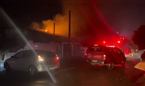 Raio atinge casa e provoca incêndio na zona oeste de Londrina; assista
