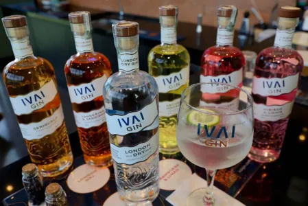 Ivaí Gin, que além do zimbro – fruto essencial na produção da bebida – é destilado em um alambique de cobre com outras 18 especiarias