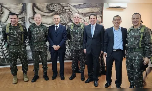 Prefeito de Apucarana prestigia posse do general Amorim em Cascavel
