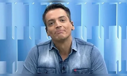 Leo Dias é visto dando beijo em rapaz durante festa