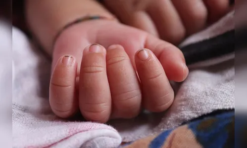 Madrasta é presa após inserir frasco no ânus de bebê de um ano