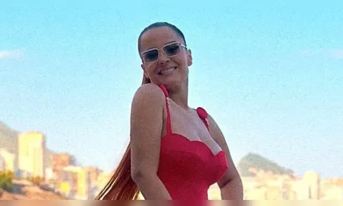 Maiara impressiona ao exibir corpão impecável na praia