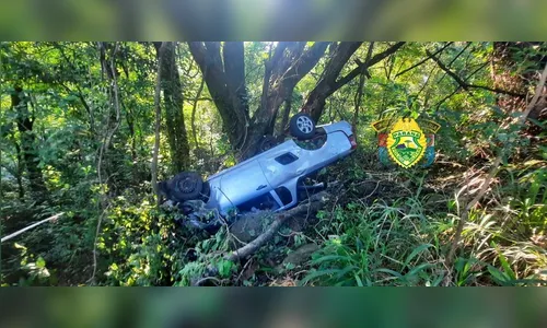 Picape capota, cai em barranco e deixa dois feridos em Apucarana