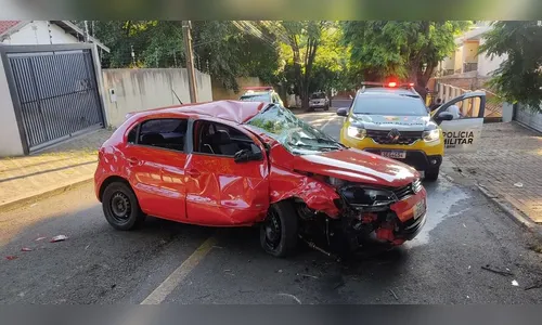 Motorista sem CNH destrói carro após bater contra árvore em Apucarana