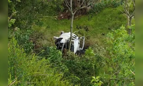 Motorista ‘nasce de novo’ ao capotar em ribanceira e carro pegar fogo