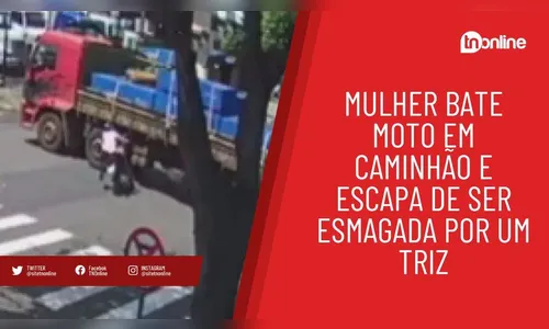 Mulher bate moto em caminhão e escapa de ser esmagada por um triz