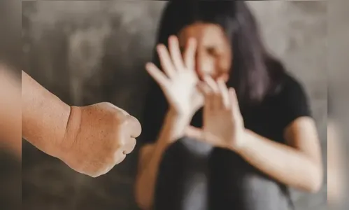 Mulher pede socorro em supermercado após ser enforcada pelo marido
