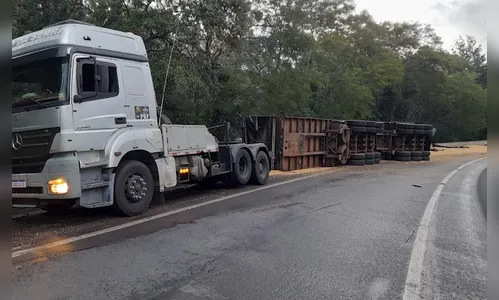 Carreta carregada com soja tomba em curva da BR-376 em Mauá da Serra